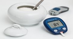 Cukier nie musi prowadzić do otyłości czy pr&oacute;chnicy. Dietetycy obalają mity dotyczące jego szkodliwego wpływu na zdrowie