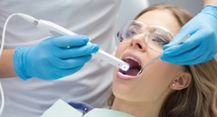 Implanty czy protezy zębowe - co wybrać?